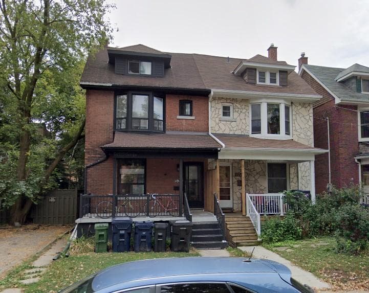Stunning 3 Bedroom + Den with Private Rooftop Deck in the Heart of Toronto!